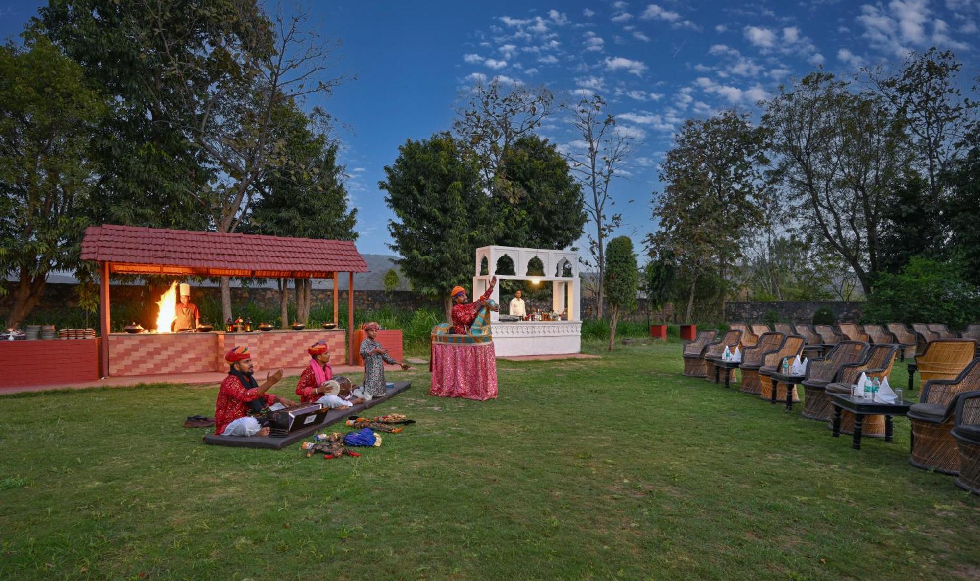 Tiger Den Resort Khilchīpur Exteriör bild